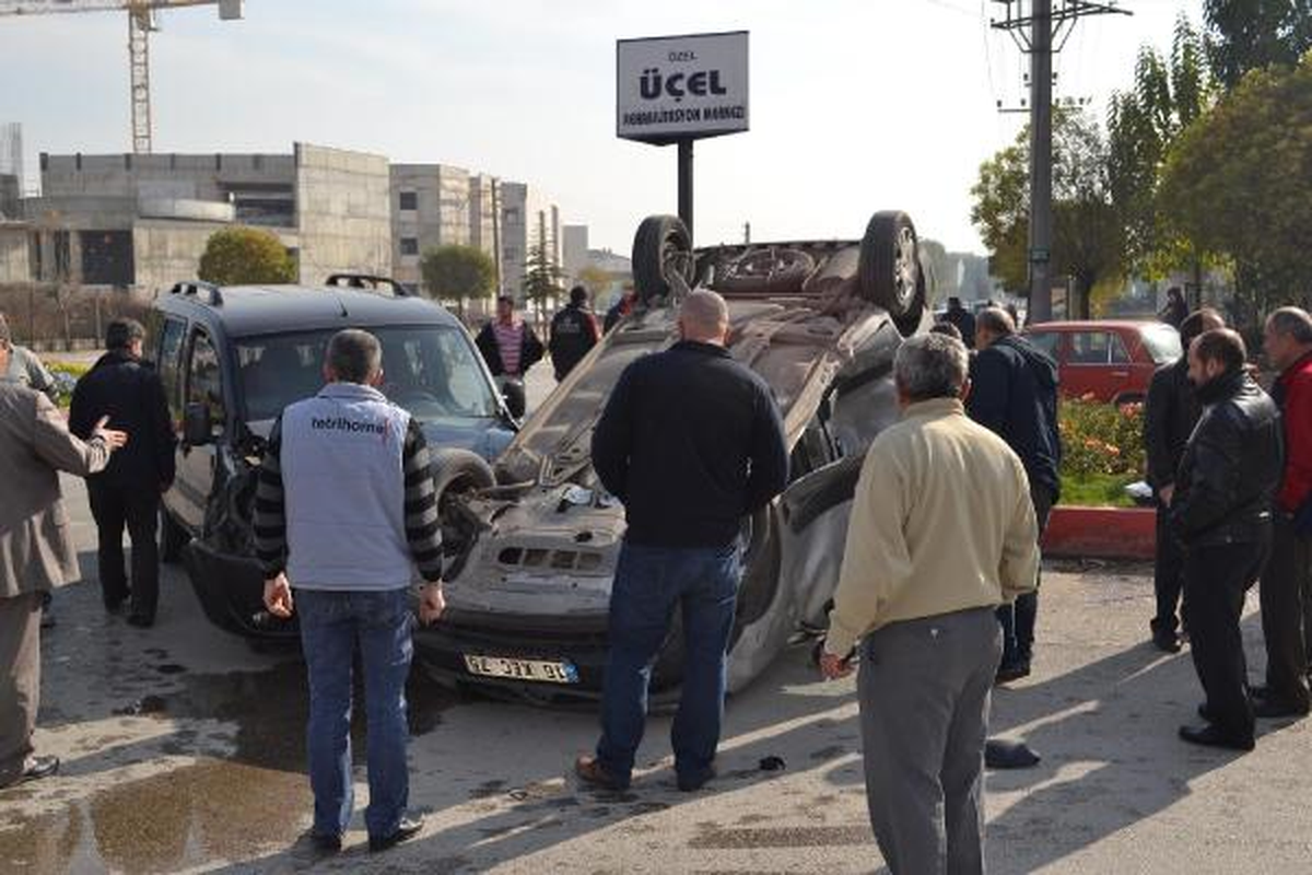 İnegöl\'de Takla Atan Aracın Sürücüsü Yaralandı