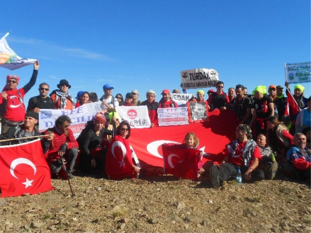 İzmirli Dağcılar Bozdağ\'a "Atatürk" İçin Tırmandı