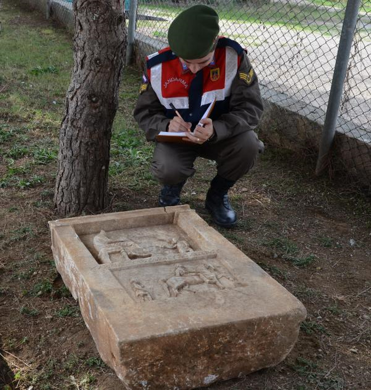 Jandarmaya Tarihi Mezar Taşı Satmak İstedi