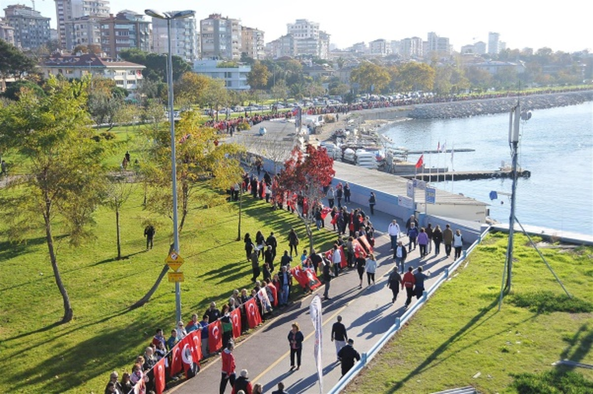 Kadıköy\'de 6.5 km\'lik İnsan Zinciri Oluşturuldu