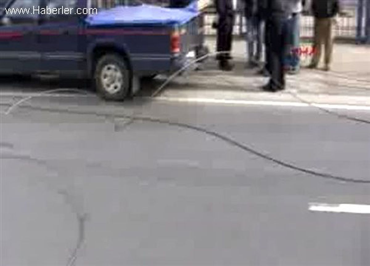 Kamyon Elektrik Direğine Çarptı, Ulaşım Aksadı