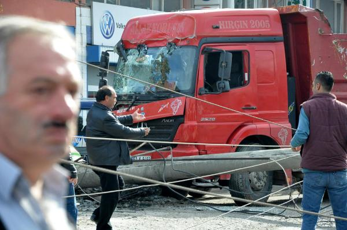 Kamyonun Çarptığı Elektrik Direği Yola Devrildi