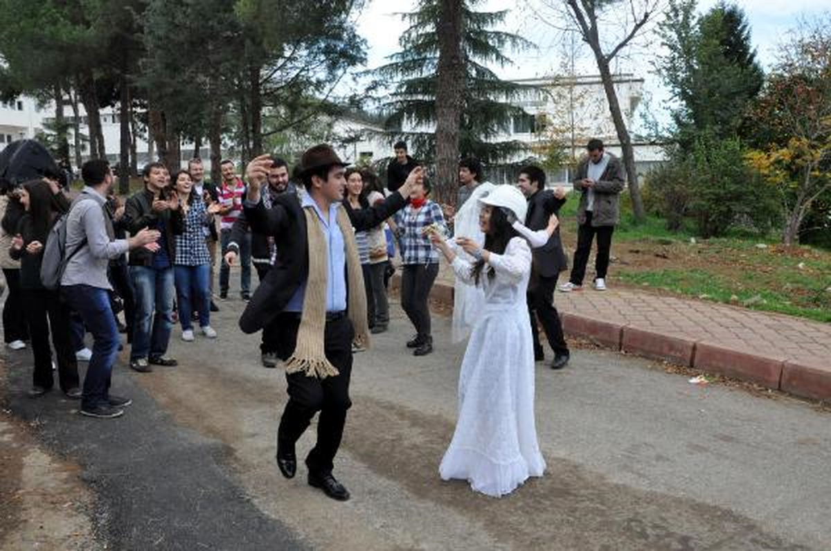 Ktü\'lü Öğrencilerden Nikahlı Protesto