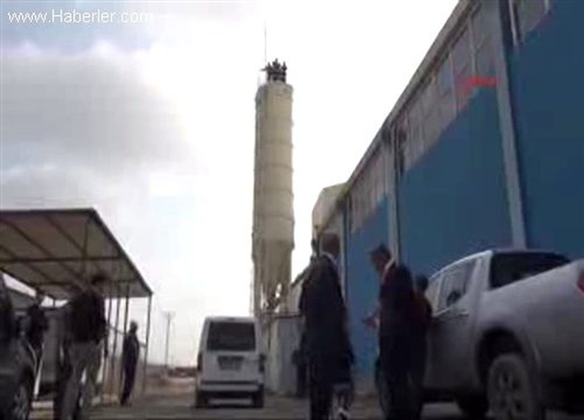 Maaş Alamayan İşçiler Protesto İçin Siloya Çıktı