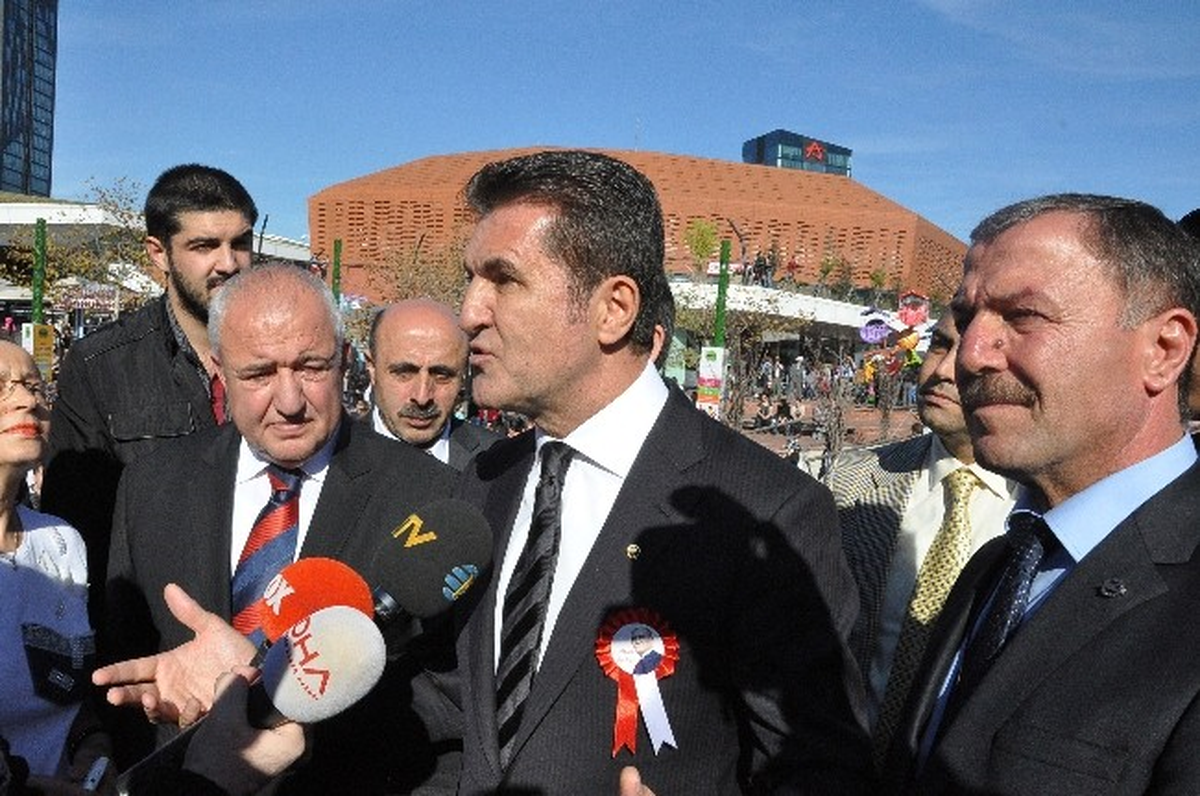 Mustafa Sarıgül, İmza Gününde Sevenleriyle Buluştu