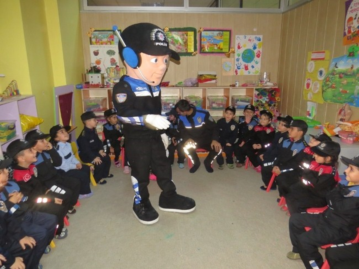 Polislerden Anaokulu Öğrencilerini Ziyaret