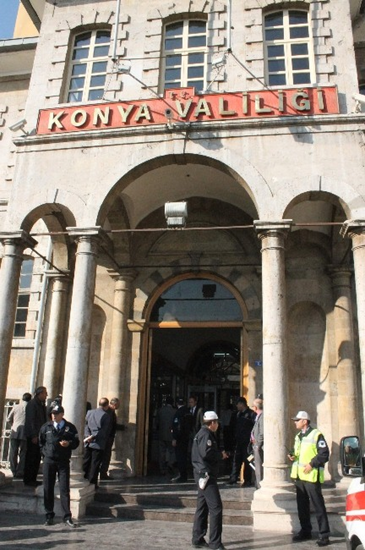 Pompalı Tüfekle Valiliğe Girdi