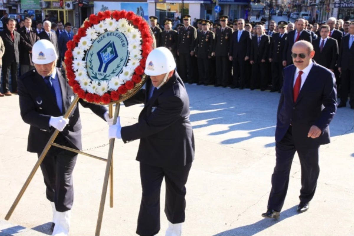 Rize\'de Cumhuriyet Meydanında Atatürk\'ü Anma Programı Yapıldı