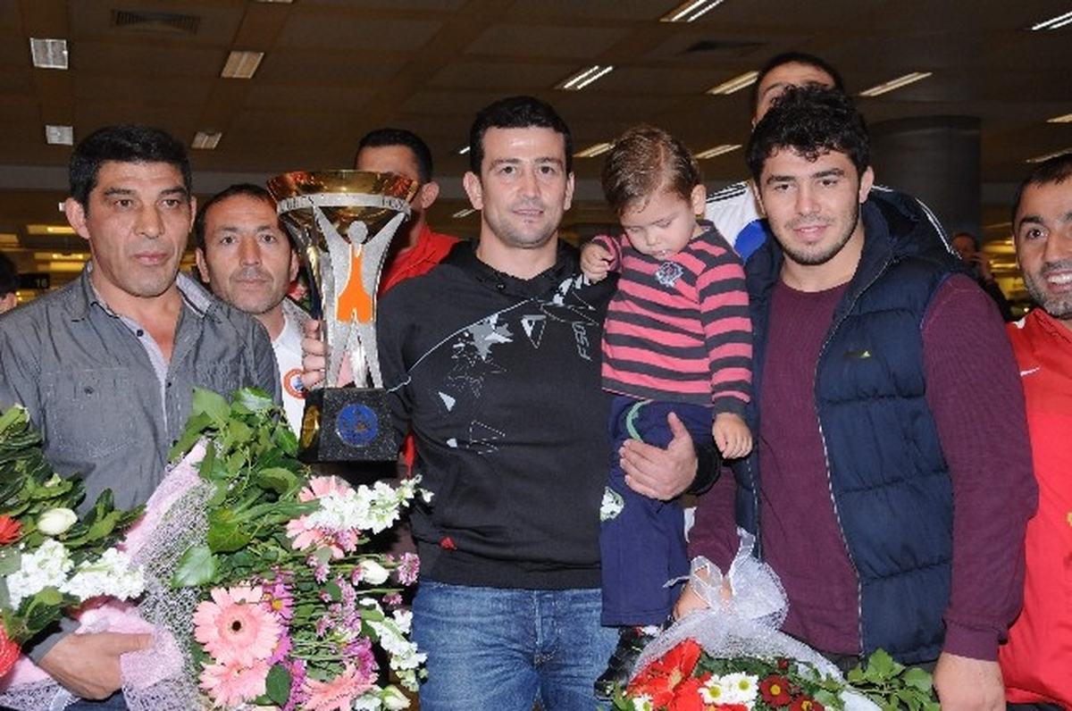 Şampiyon Güreşçiler Yurda Döndü