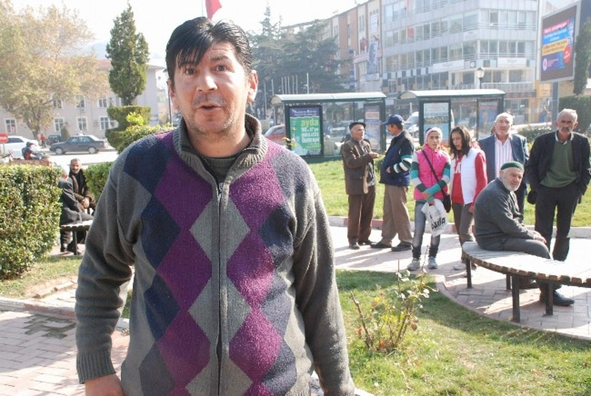 Sokak Ortasında Şarkı Söyledi