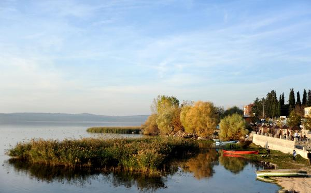 Uluabat\'ta Güneşin Suyla Dansı