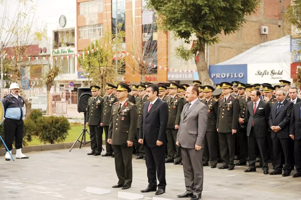 Van ve Muradiye\'de Ulu Önder Saygıyla Anıldı