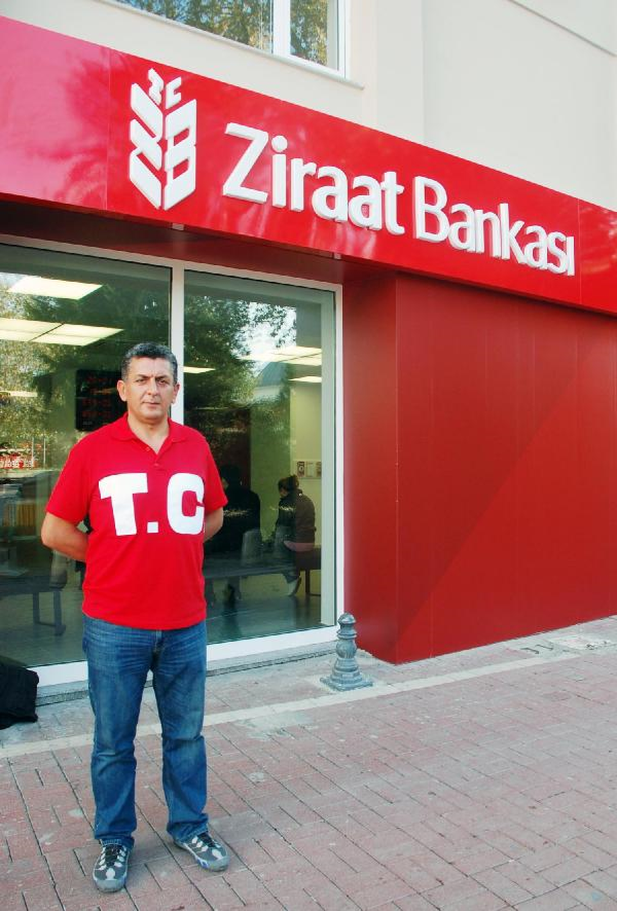 Yalova\'da Banka Önünde T.C. Eylemi