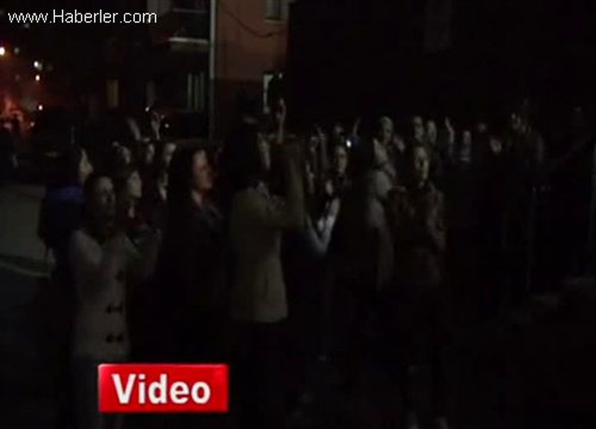 Zonguldak\'ta Kız Öğrencileriden Gece Eylemi