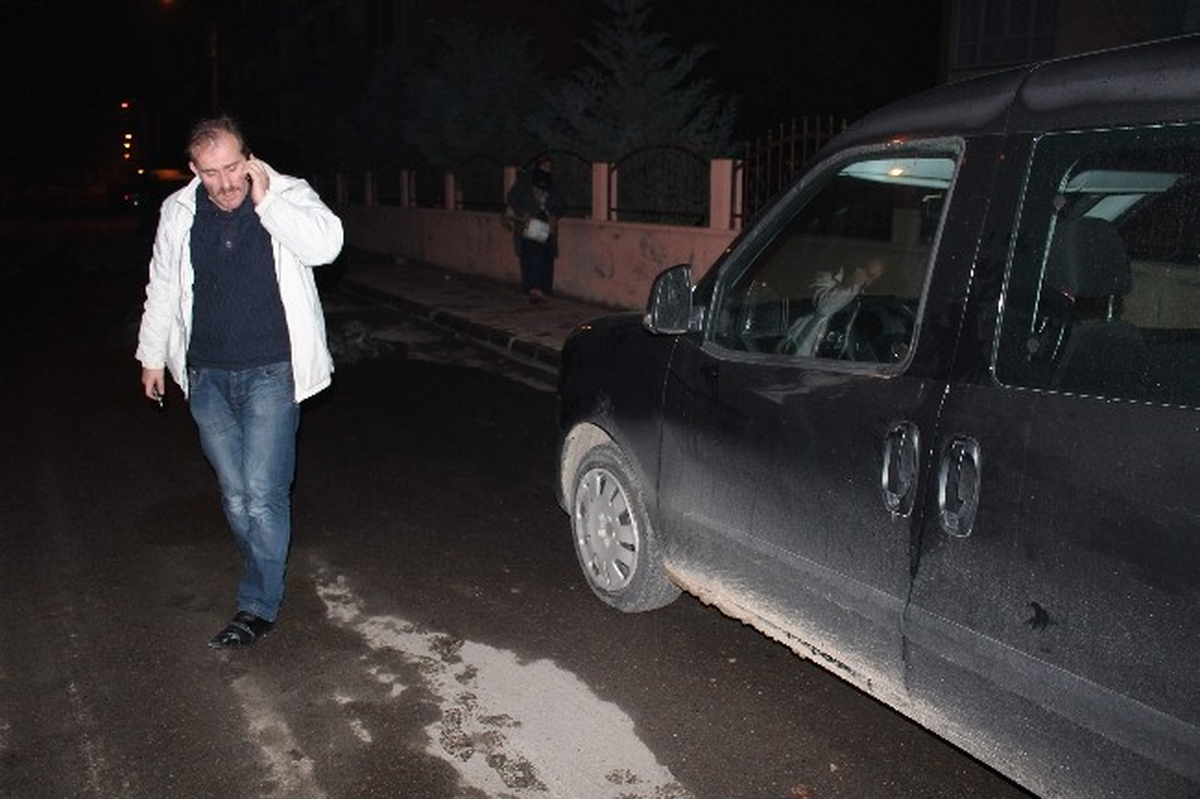 Adıyaman\'da Bir Otomobilin Lastikleri Bıçakla Kesildi