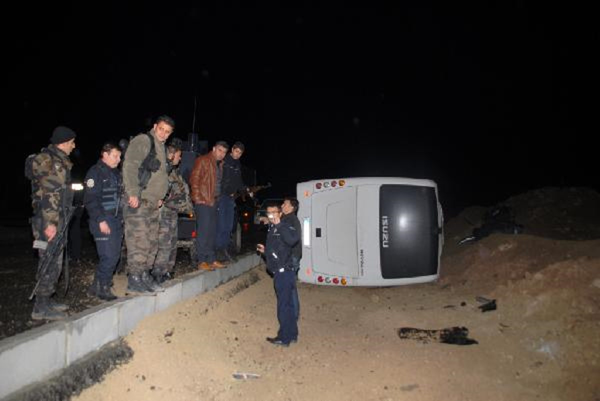 Ağrı\'da polis midibüsü devrildi: 8 yaralı
