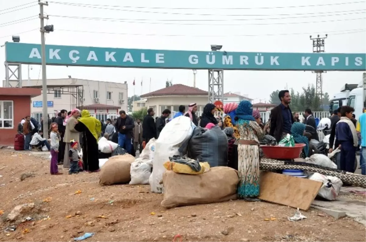 Akçakale Sınır Kapısı\'nda Yoğunluk Artarak Devam Ediyor