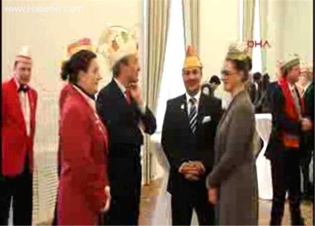 Almanya\'nın Türk Prensi Halkı Selamladı