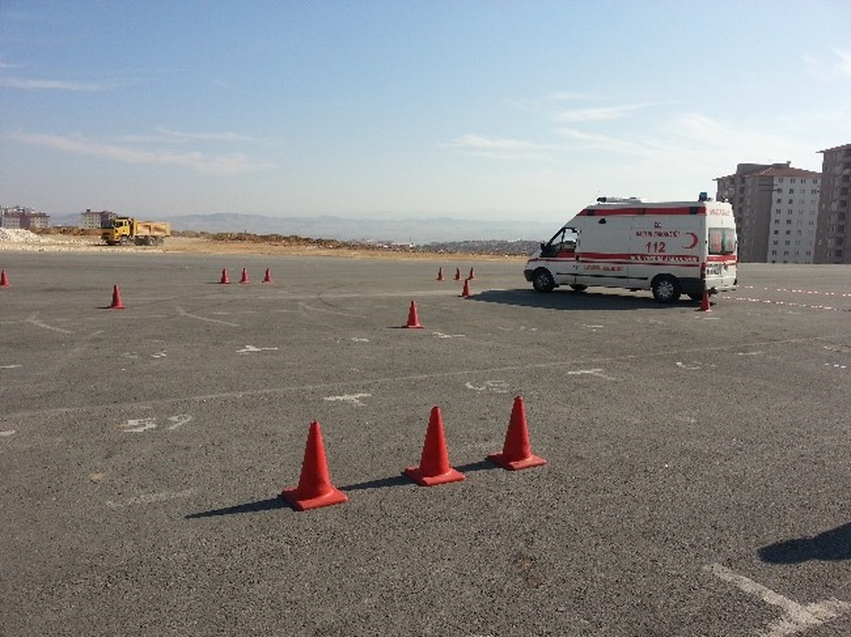 Ambulans Şoförlerine Sürüş Teknikleri Eğitimi Verildi