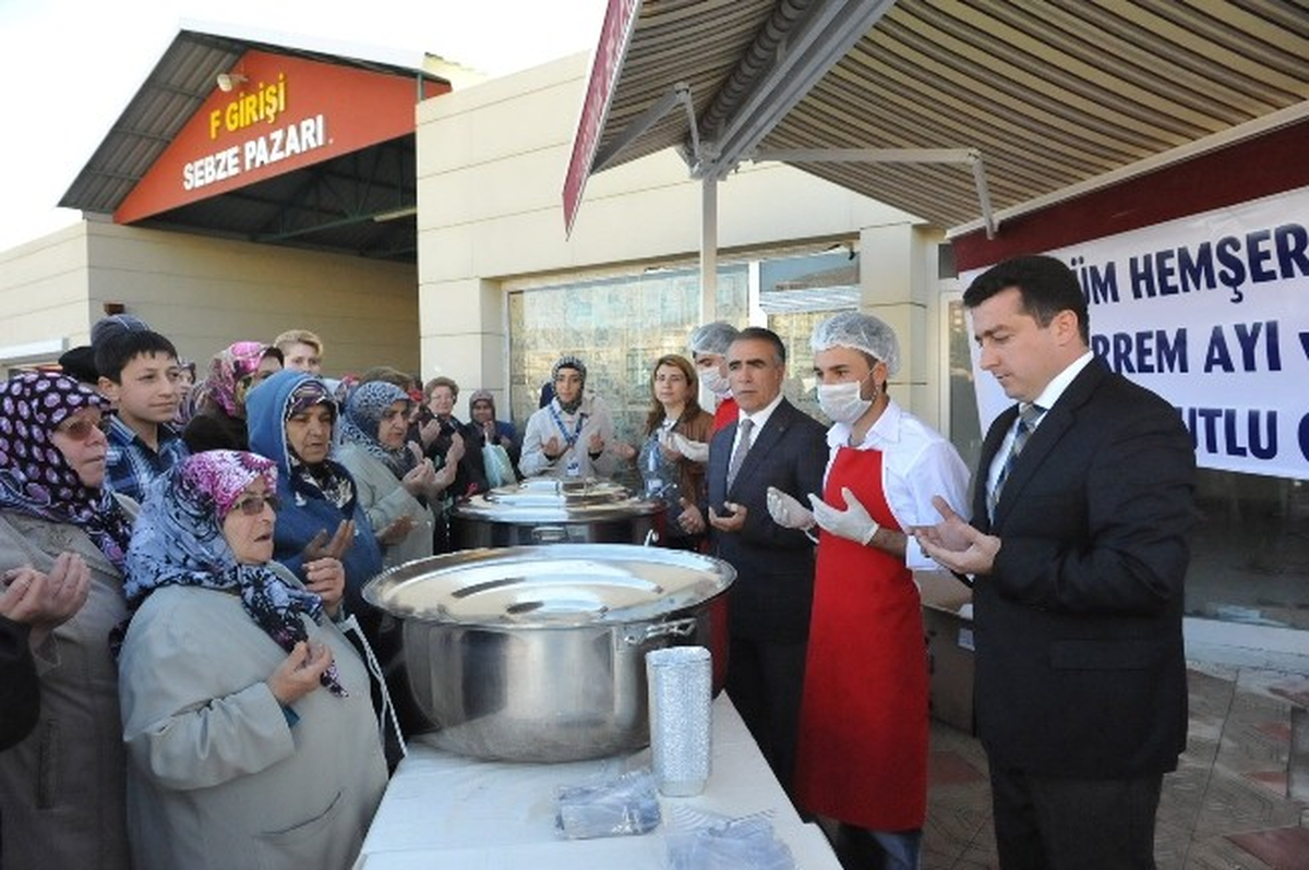Bozüyük Belediyesi\'nden Üç Bin Kişiye Aşure İkramı
