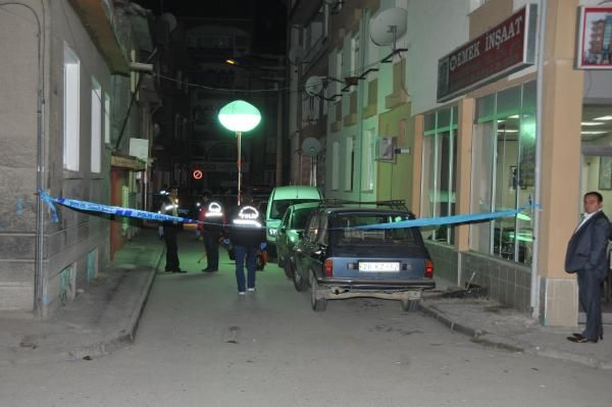 Eskişehir\'de, Husumetli Olduğu Ailenin Kapısna El Bombası Attı
