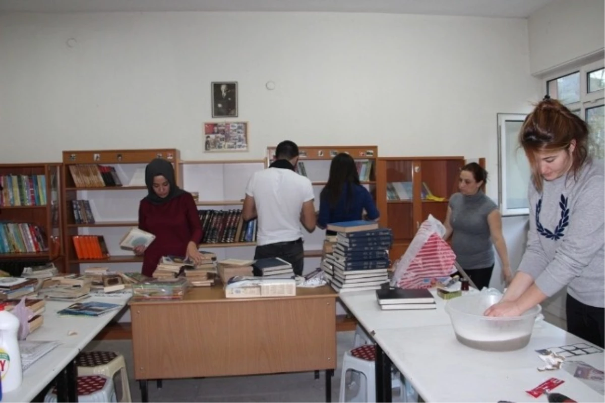 Bartın\'da Gönüllüler Okulun Kütüphanesini Yeniledi