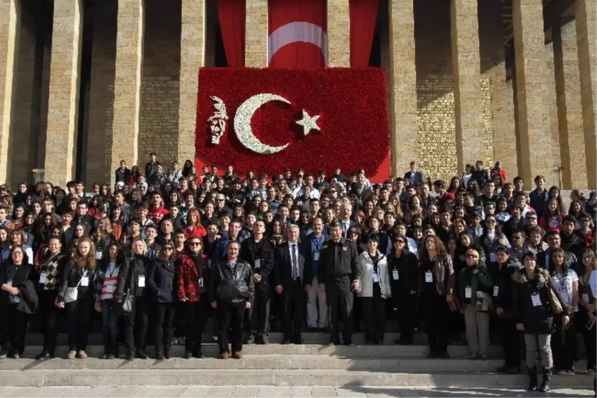 Karşıyakalı Gençler Ata\'nın Huzurunda Söz Verdi