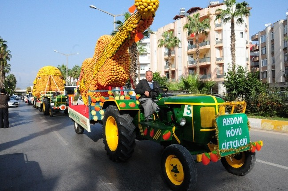 Narenciye Konvoyu Mersin Caddelerinde