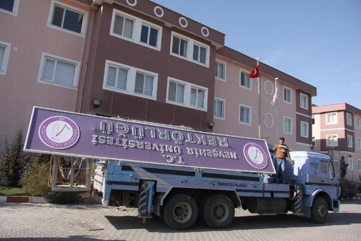 NEÜ\'nün Yeni İsmi Rektörlüğün Tabelasına Asıldı
