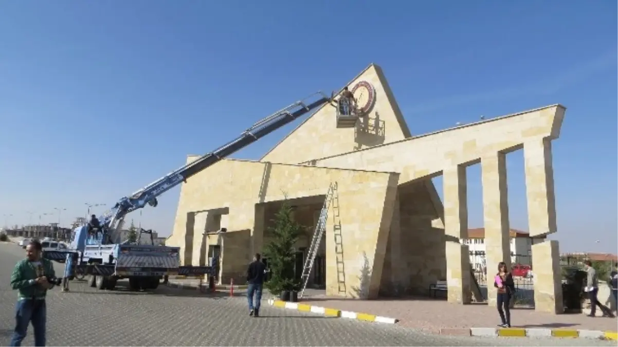 Nevşehir Hacı Bektaş Veli Üniversitesi\'nde Eski Tabelalar Söküldü