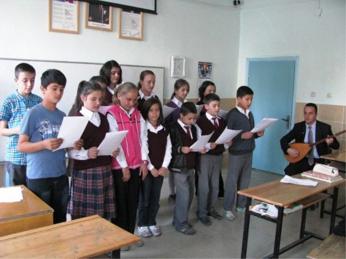Öğrencilere Türk Halk Müziği Koro Eğitimi