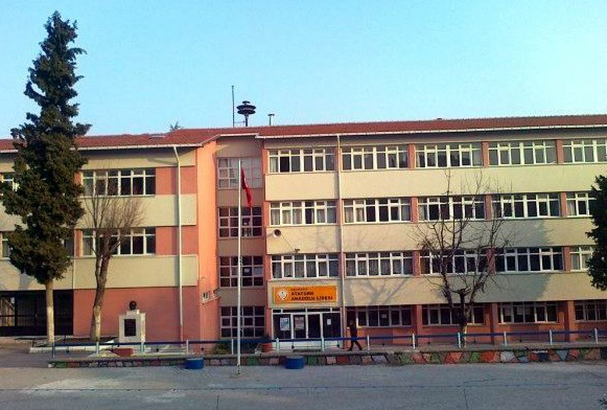 Okul Önünde Öldüren Tekme