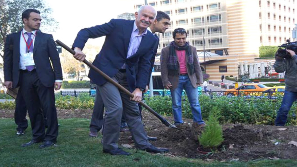 Papandreu ve Oran, Gezi Parkı\'nı Ziyaret Etti