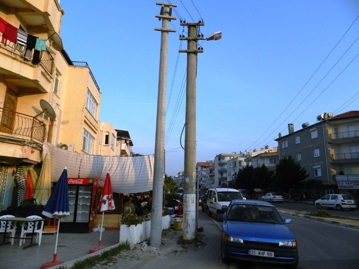 Sarımsaklı\'da Beton Direkler Sorun Oldu