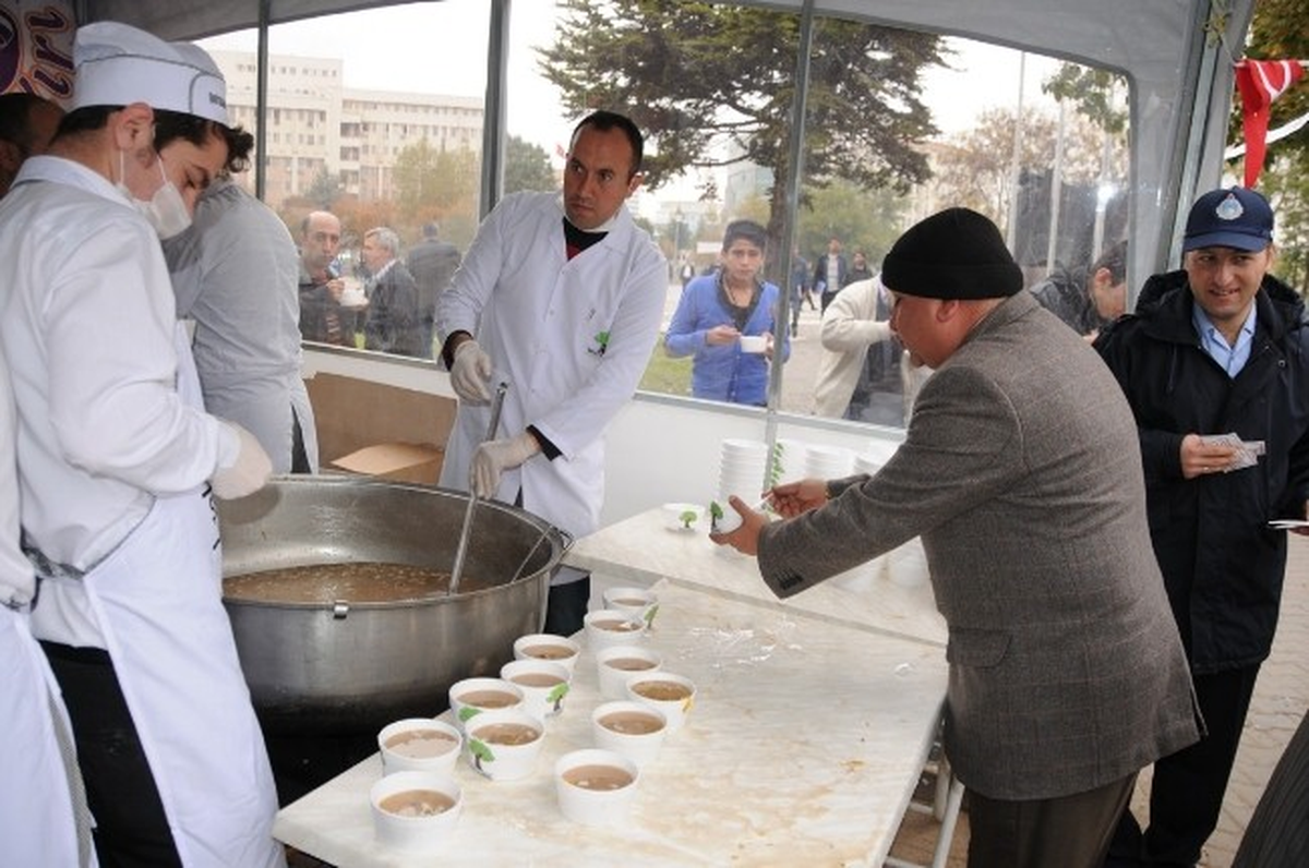 Şehitkamil Belediyesi Binlerce Kişiye Aşure Dağıttı