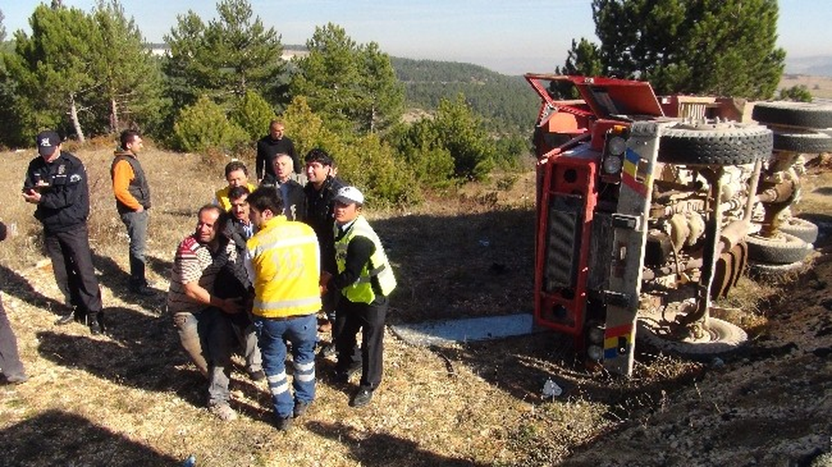 Su Yüklü Kamyon Şarampole Devrildi: 1 Yaralı