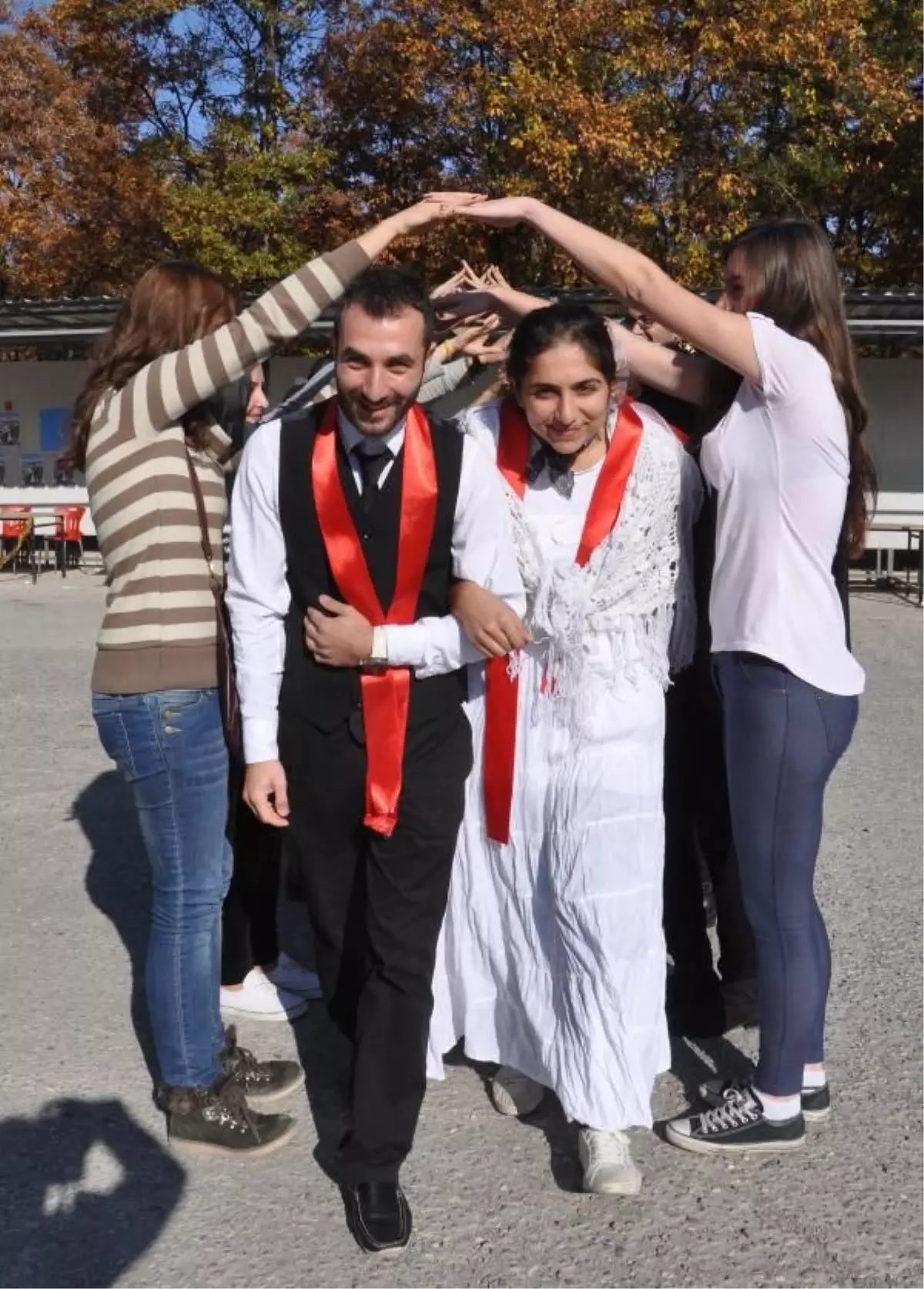 Üniversitelilerden Temsili Nikah Töreniyle Protesto