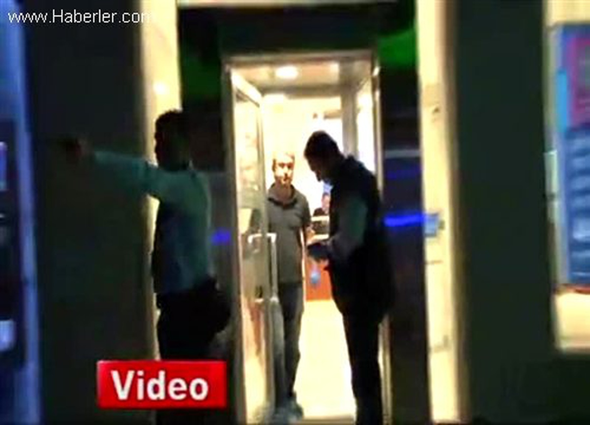 Adana\'da, Banka Görevlileri Şaka Sanınca Soyguncu Kaçtı