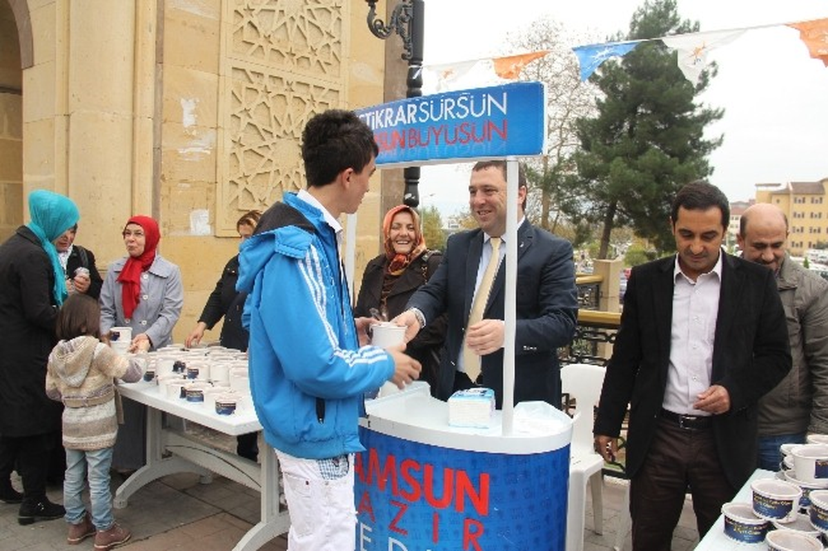 AK Parti\'den Köprüde Aşure Dağıtımı