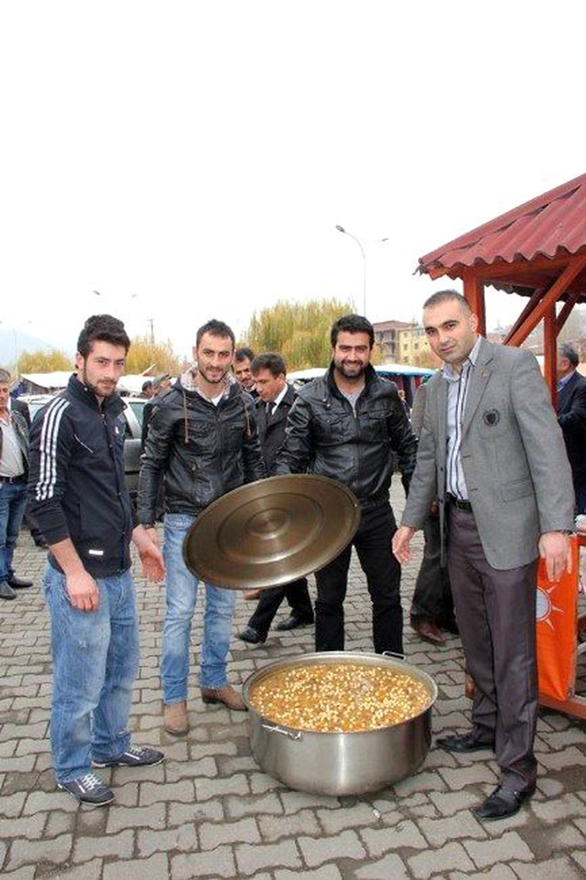 AK Parti İlçe Teşkilatı ve Gençlik Kolları Pazarda Aşure Dağıttı
