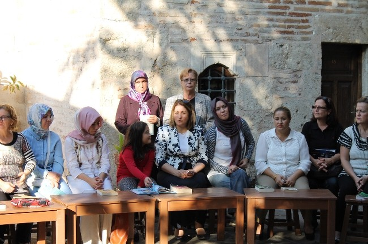 AK Parti\'li Kadınlardan "Kitabını Al Gel" Etkinliği...