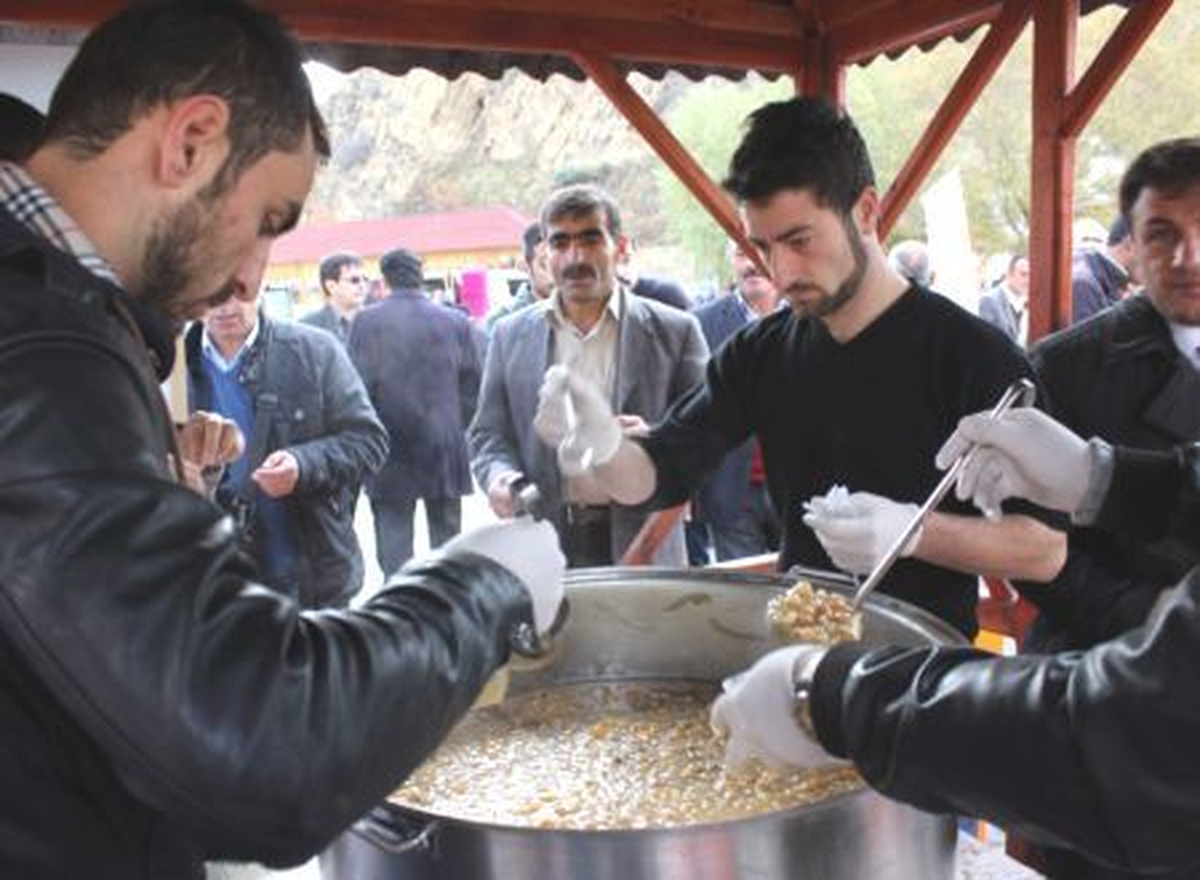 AK Parti Oltu İlçe Başkanlığı\'ndan Aşure İkramı