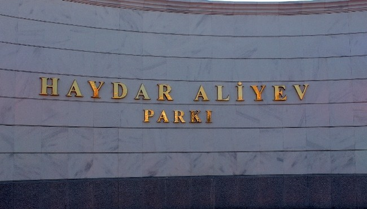 Aliyev, Haydar Aliyev Anıtını Ziyaret Etti