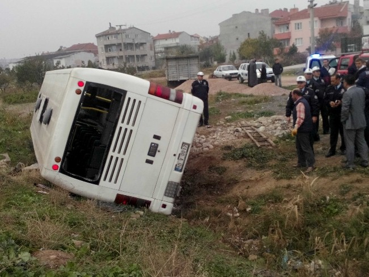 Balıkesir\'de Halk Otobüsü Devrildi: 5 Yaralı