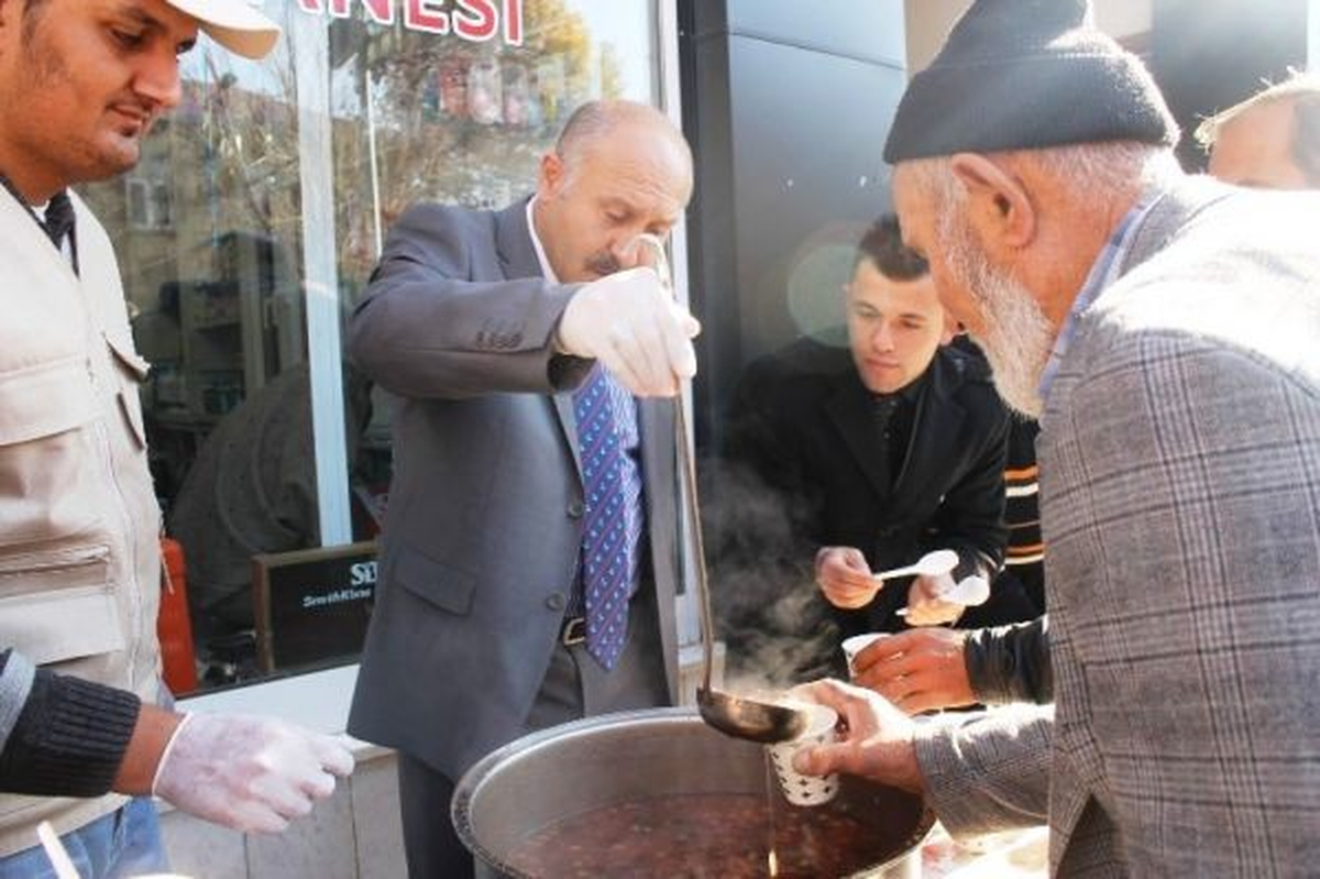 Bayburt Belediyesi Önünde Vatandaşa Aşure Dağıtıldı