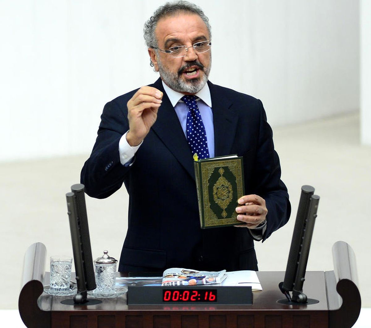 BDP'li Sakık Genel Kurul'da Kur'an-ı Kerim Gösterdi