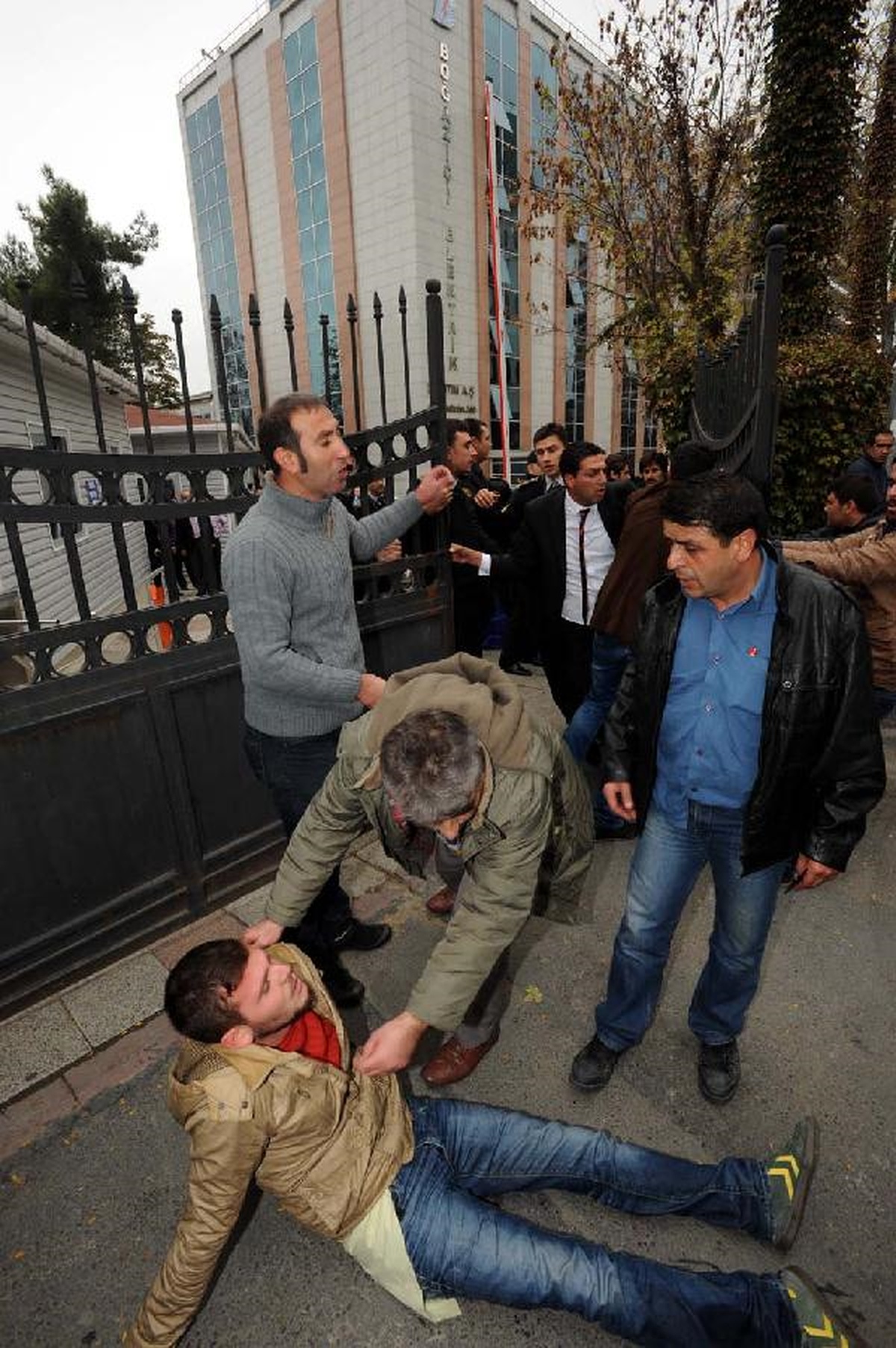 Bedaş\'tan Atılan İşçiler Protesto Gösterisi Yaptı