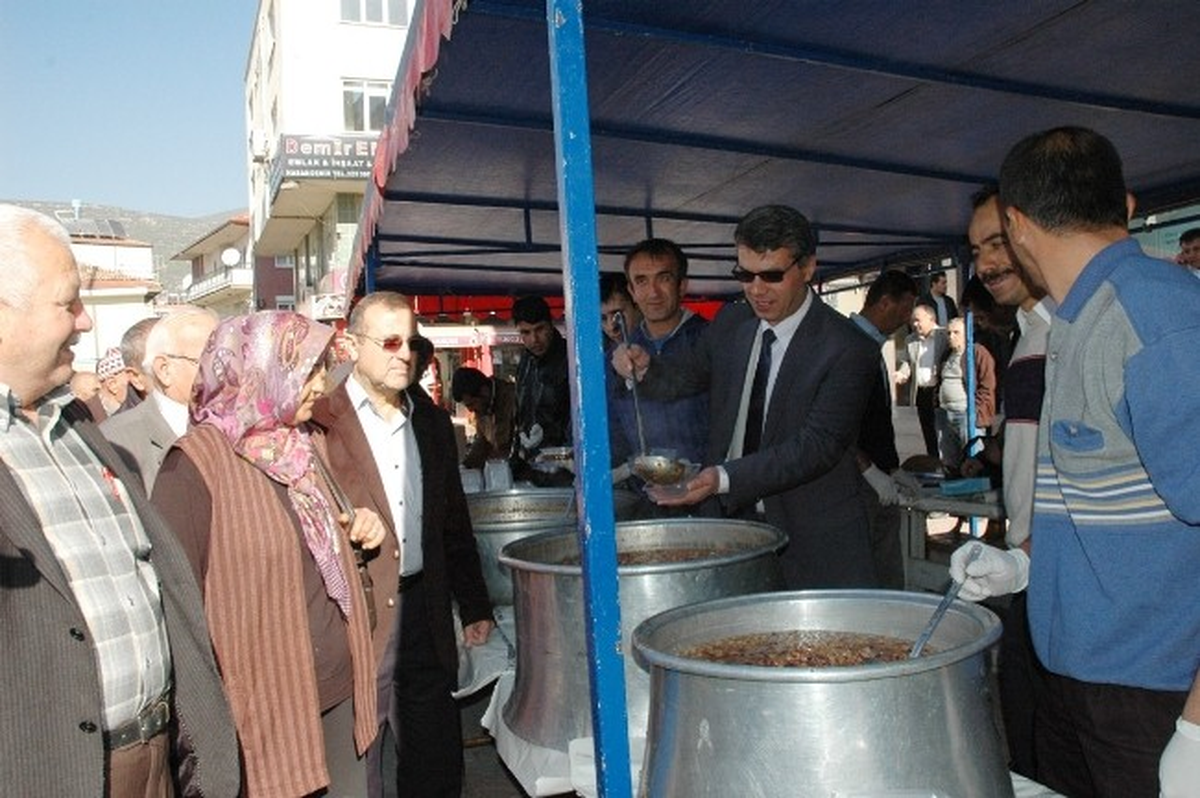 Bucak Belediyesi 4 Bin Kişiye Aşure Dağıttı