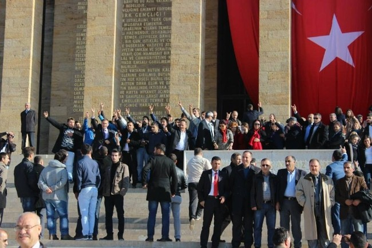 Burdur Ülkü Ocakları Anıtkabir\'i Ziyaret Etti
