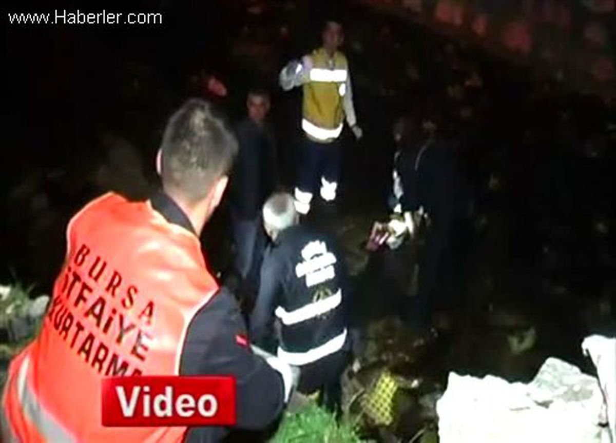 Bursa\'da Polis Ekiplerini Görünce Kendini Dereye Attı
